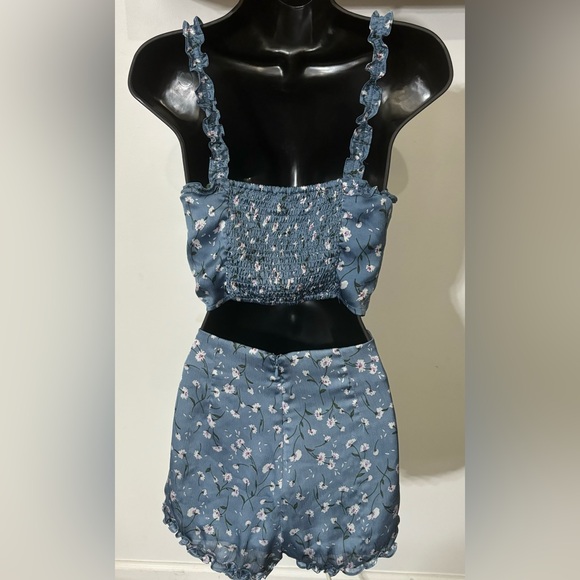 Lulu’s Crosswinds tight Blue Floral Print Ruffled Crop Top & shorts set. Size S - Picture 5 of 10